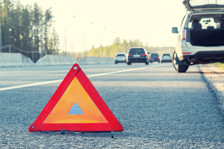 zepsuty samochód stojący na poboczu autostrady